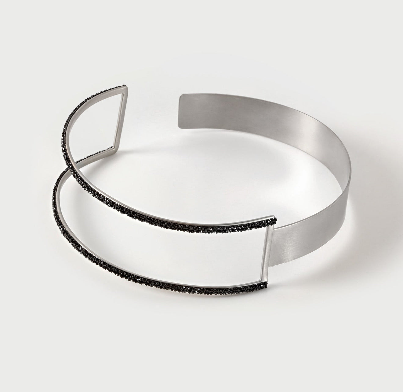 Noir Arc Choker